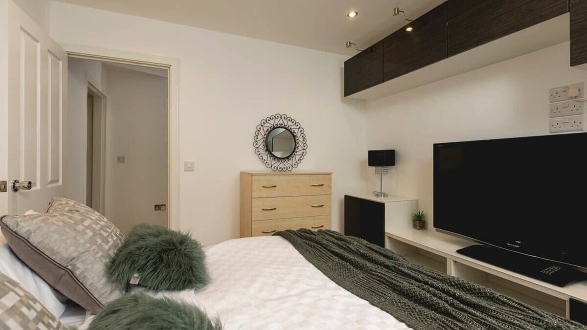 Latchmere Apartment | Glamorous Two-Bedroom Apartment in Battersea, London