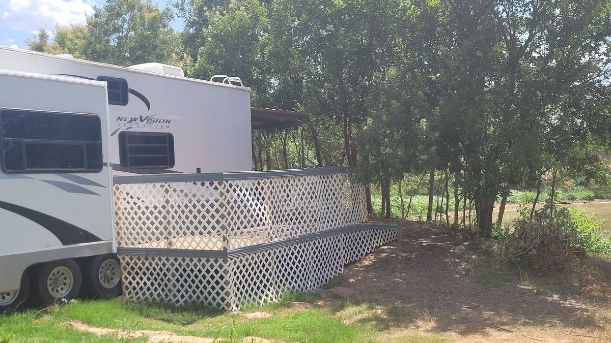 Tillman County House | Glamping 3 room RV-pet friendly, fishing, horses-V