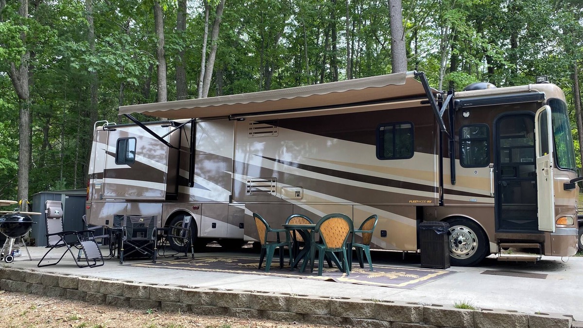 Mayfield House | Glamping at its best-40 ft RV w/full amenities on all-sports lake Traverse City