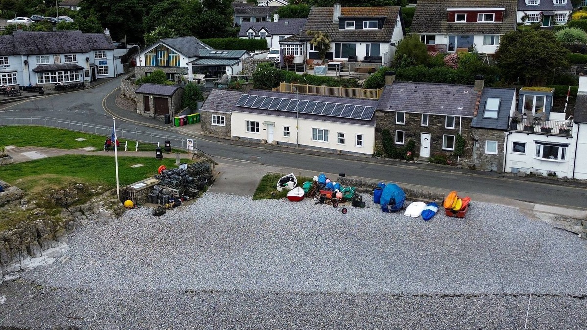 Moelfre Cottage | Glan Y Don Moelfre - sleeps 6 guests in 3 bedrooms