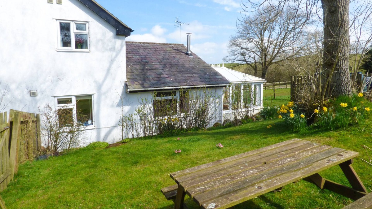 Abergele Cottage | GLAN Y GORS COTTAGE, pet friendly, with open fire in Eglwysbach