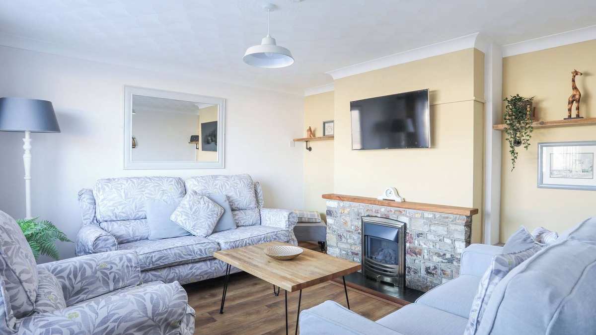 Holyhead Cottage | GLASFRYN, pet friendly, with a garden in Holyhead