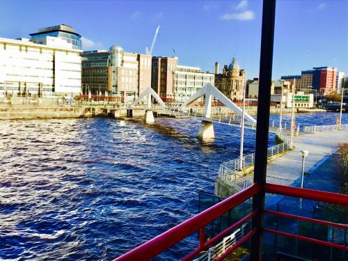 Tradeston Apartment | Glasgow City Centre Flat with River Views and Parking