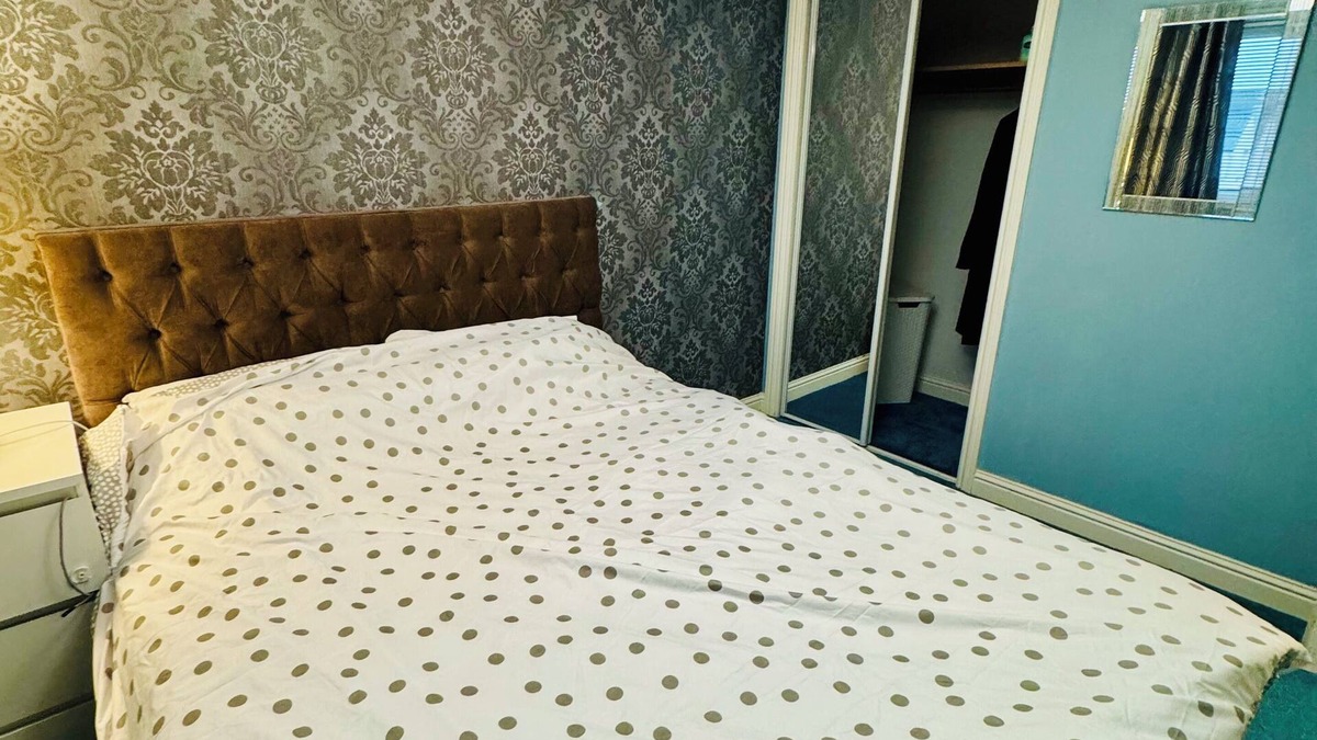 Glasgow House | Glasgow Guest House free 2 car parking nFree WIFi Main Door House