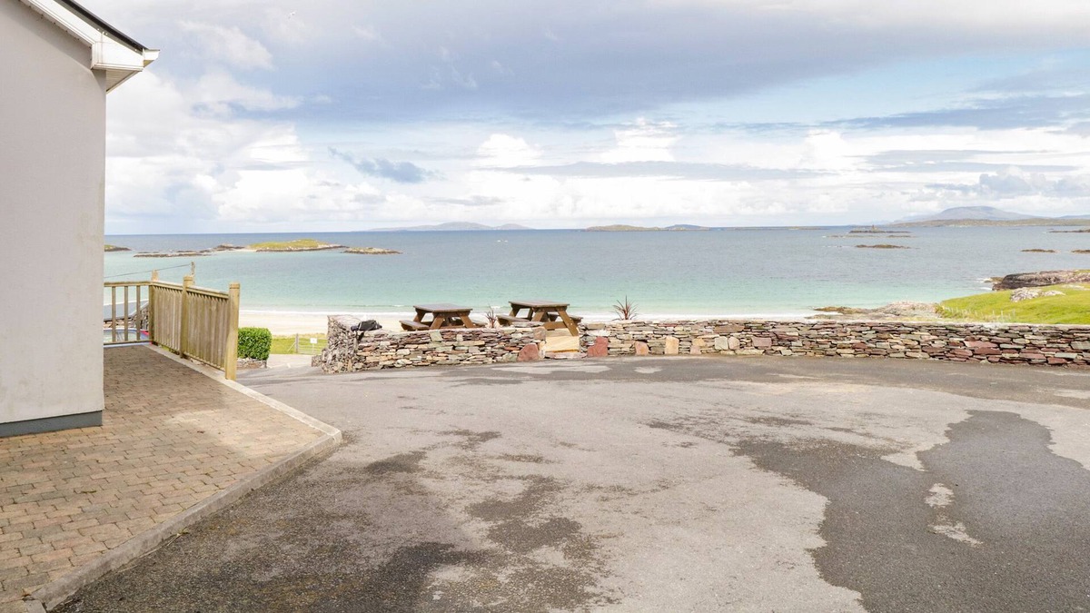Glassillaun Cottage | GLASSILLAUN BEACH HOUSE, family friendly in Tully, County Galway