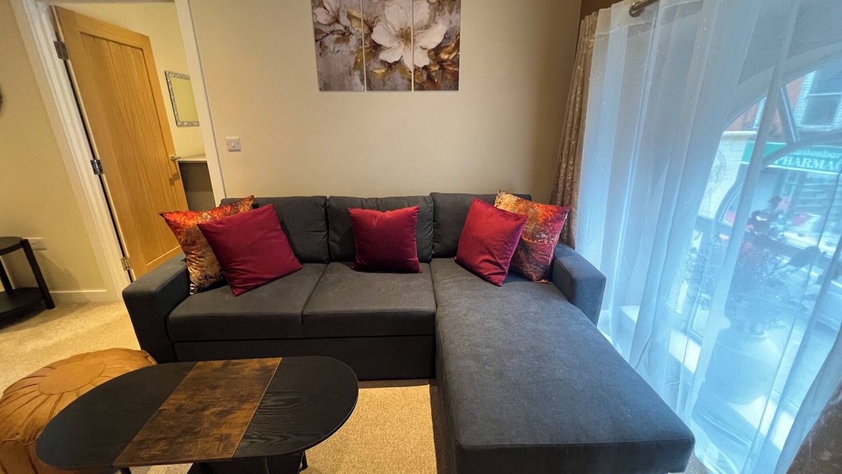 Glastonbury Apartment | Glastonbury Gem, 2 Bedroom Apt, Overlooking High Street, Sleeps Up To 5