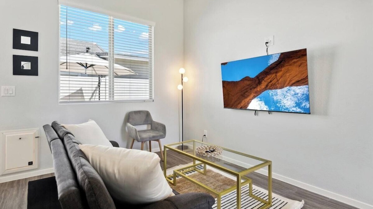 Sundance House | Gleaming Contemporary Home in Canopy w/Pool,BBQ