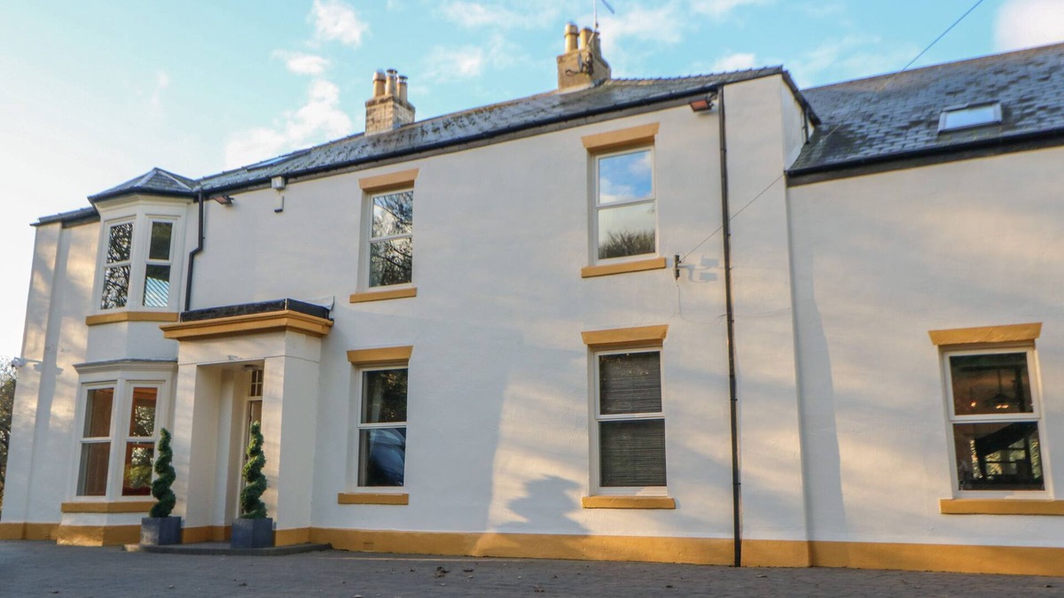 Seaham Cottage | GLEBE HOUSE, family friendly, with hot tub in Murton, County Durham