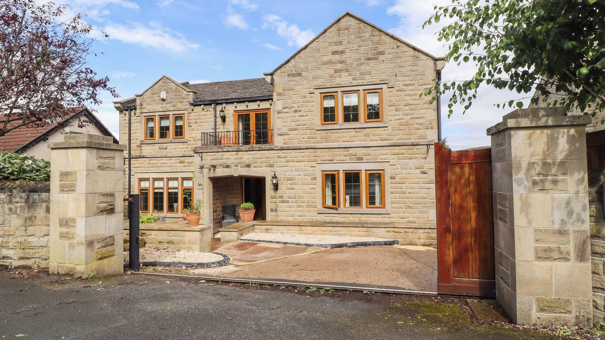 Eldwick Cottage | GLEN HOUSE, pet friendly, with hot tub in Eldwick