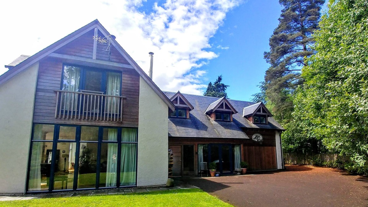 Blairgowrie House | Glenardle Lodge-spacious and stylish woodland retreat+hot tub