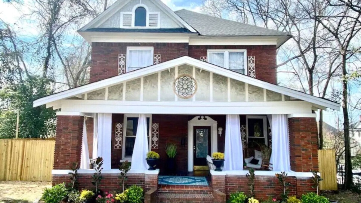 Five Points South House | Glenrose: Karaoke Bar ~ Bridal Salon ~ Courtyard