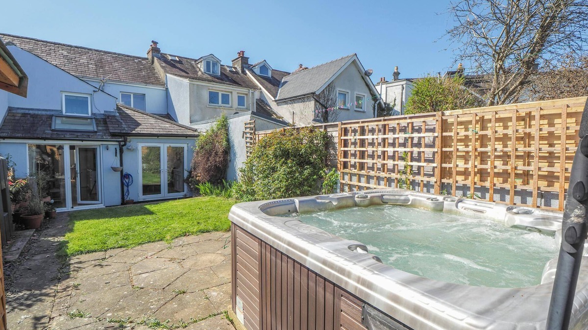 New Quay Cottage | Glenydd, New Quay - Three Bedroom Cottage, Sleeps 6