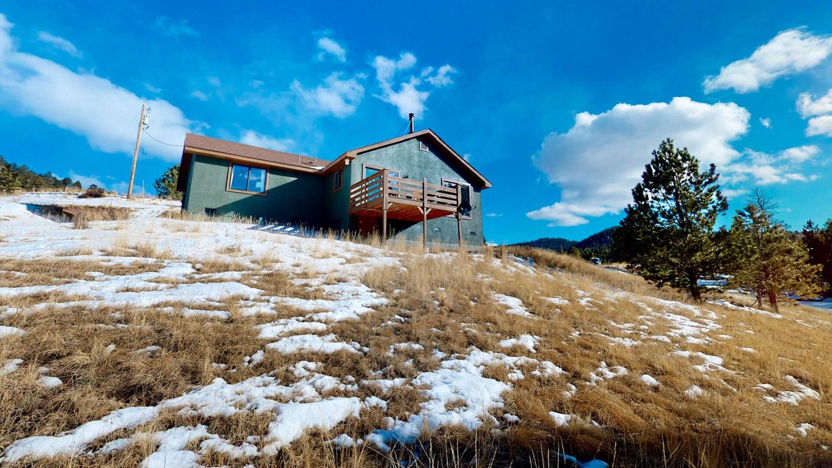 Cripple Creek House | Glistening dog-friendly mountain view home with balcony, fireplace, & kitchen