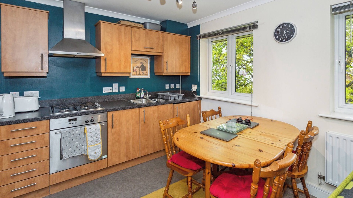 Hatfield Apartment | Global Boutique 2-bed apart in beautiful leafy area WiFi/free Parking near Stat