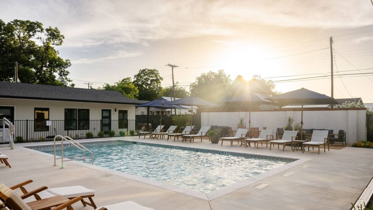 Brazos Hotel | Gloria Inn Unit 8 -5 minutes from Baylor and 2 Blocks to Magnolia