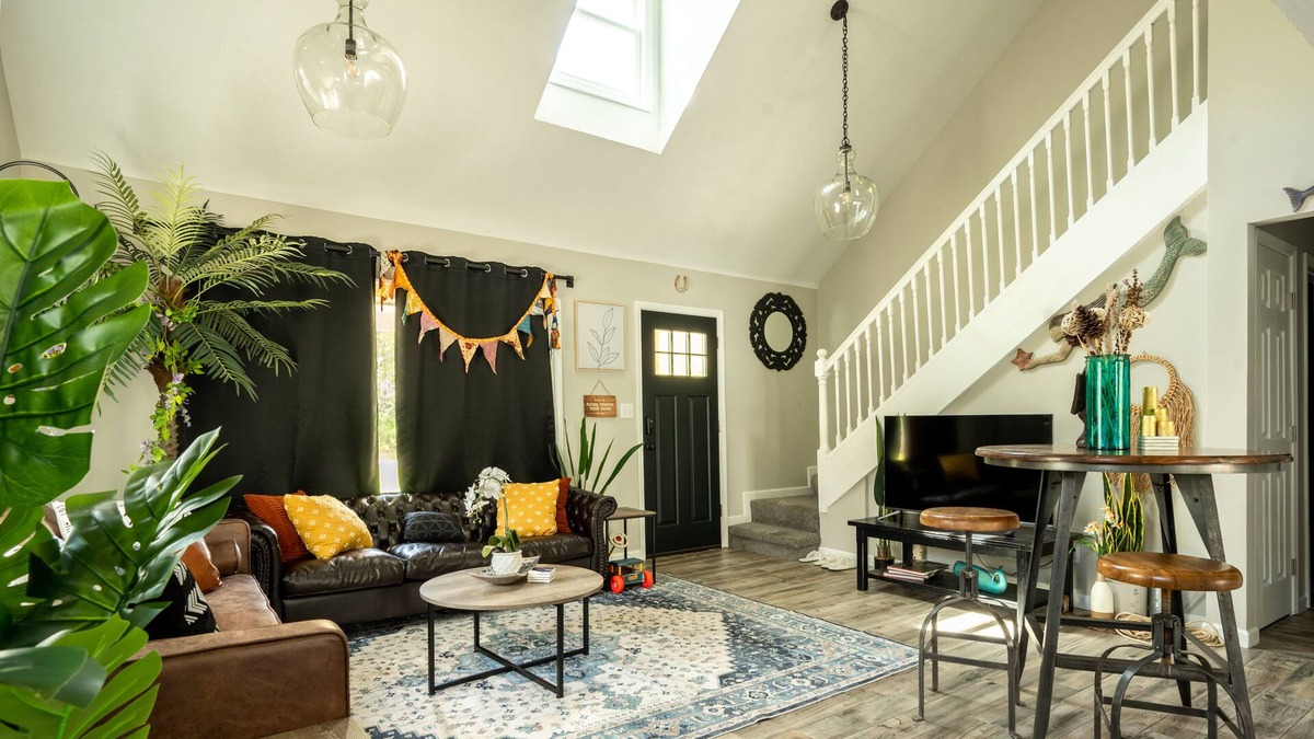 Howard House | Glorious but Comfy Modern Apple Valley Lakehouse with Hot Tub & Firepit
