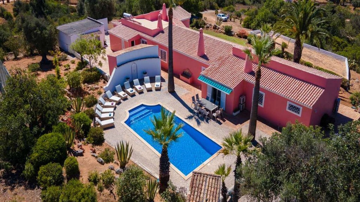 Estombar Villa | Glorious Carvoeiro Villa | 4 Bedrooms | Quinta Pedro 8 | Tennis Court | Pool.
