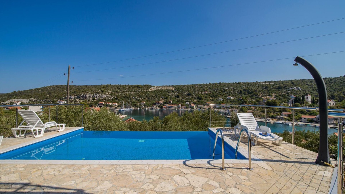 Veliki Drvenik Villa | Glorious villa with infinity pool on peacefull island
