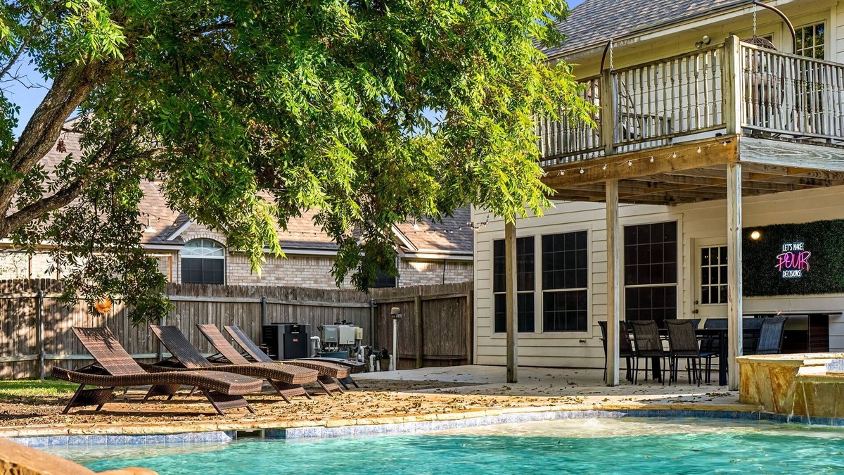 Pflugerville House | Glow-Inspired Cowboy House w/Private Pool
