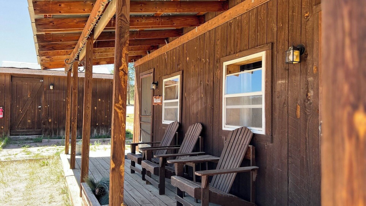 Lake George Cabin | GM cabin sleeps 7, kitchen, 2 bath with access to jacuzzi