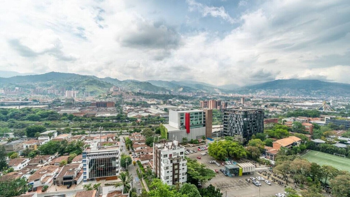La Aguacatala Apartment | Go Living 1402 · Amazing city view in El Poblado, AC, GYM & co-work
