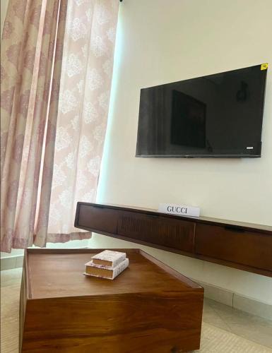 Kunduchi Apartment | GO VIP HOMES 10 minutes from beaches Secluded Cabin with Outdoor Dining Delight