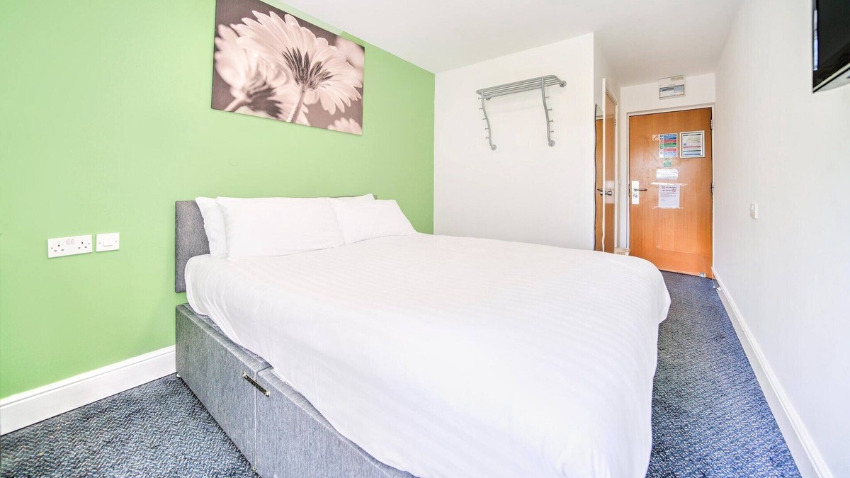 Quedgeley Apartment | GO2 Gloucester Hotel by OYO | Standard Double