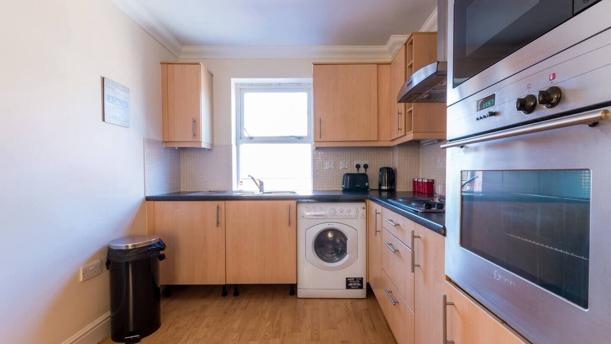 Swindon Apartment | Godwin Court - 2 Bedroom Homely Apartment Sleeps 6