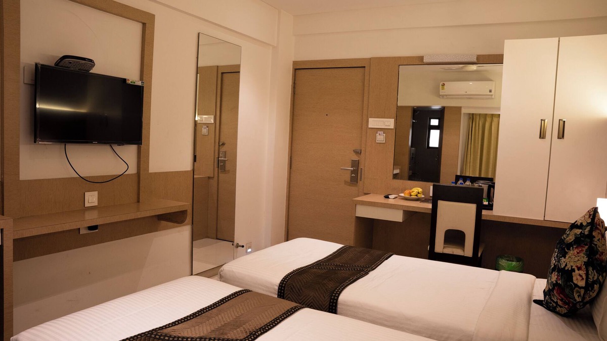 Airoli Hotel | Gold Crest Business Hotel