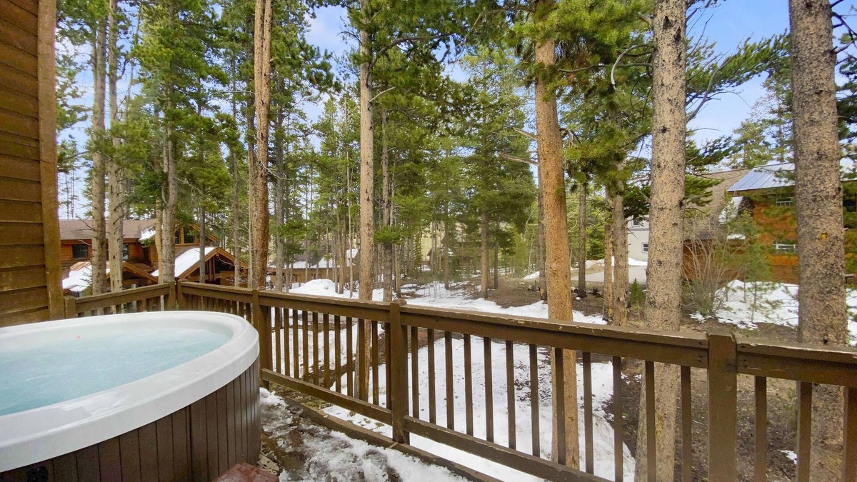 Warrior's Mark West House | Gold King Chalet 3 Bedroom Townhouse by RedAwning