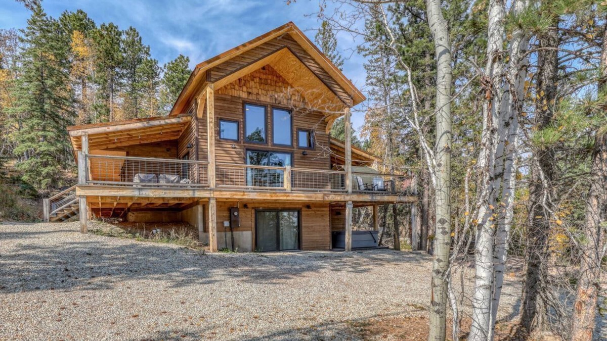 Deadwood House | Gold Strike Inn