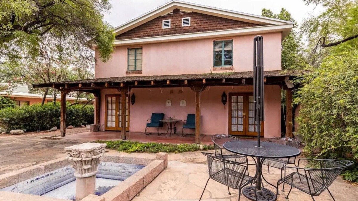 West University House | Golden 4BR – UofA & DT Stay, Your Spring Retreat!