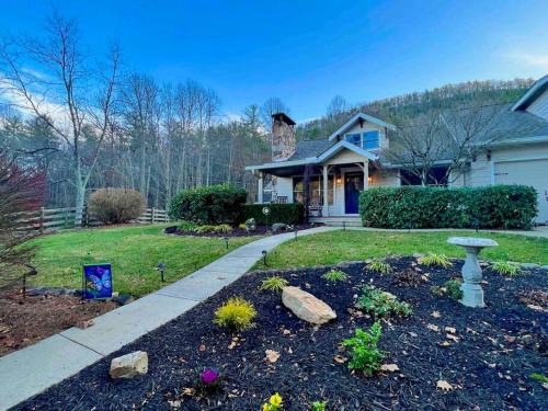 Highlands House | Golden Acres Ranch Hot Tub+Gameroom+Creek & wifi