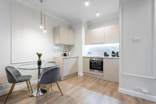Mirow Apartment | Golden Apartments - Luxury Stay for up to 15 Guests in Mennica Residence, Warsaw Center