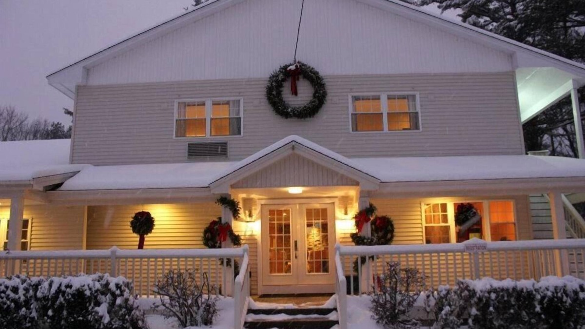 Bartlett Hotel | Golden Apple Inn