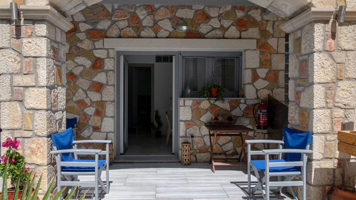 Alykes Apartment | Golden Dolphin Studios - 2 Bedroom House on the beach