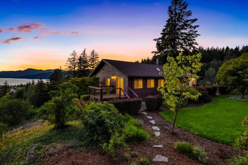 Stevenson House | Golden Glow on the Gorge