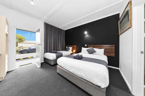 Golden Square Hotel | Golden Hills Motel