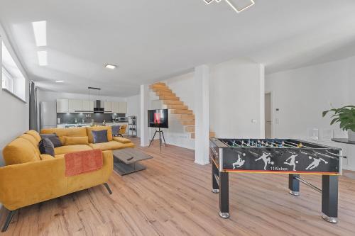 Hoffenheim Apartment | Golden Home with Barbecue, Yoga, Football Table
