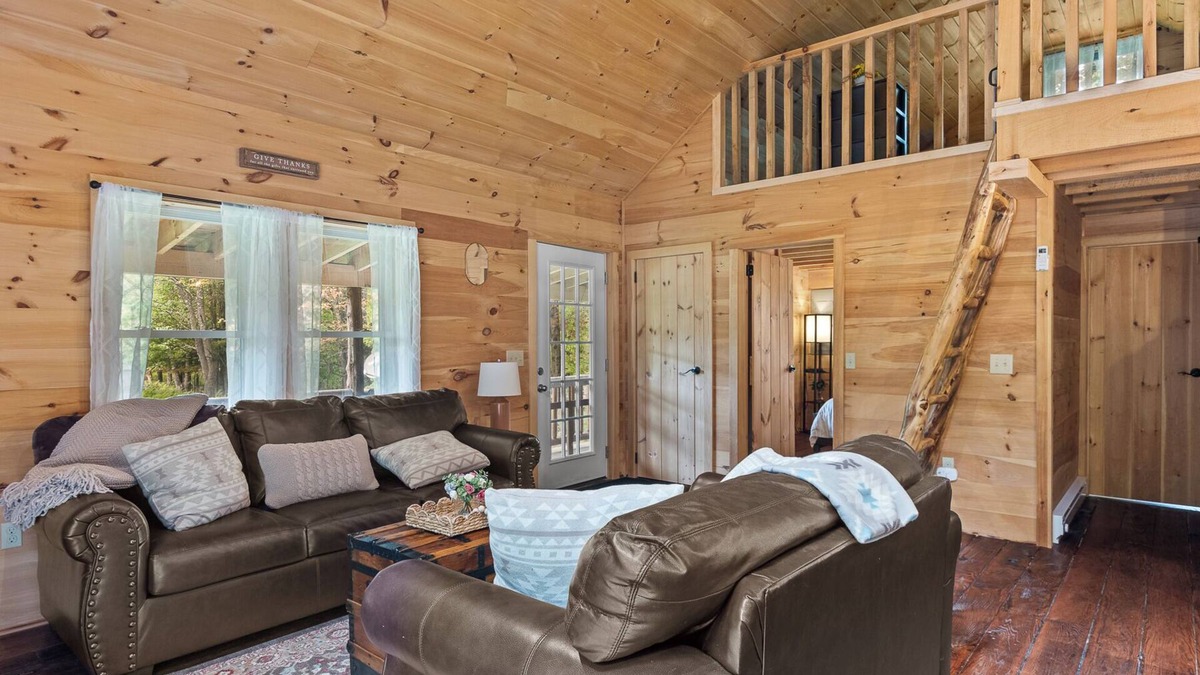 Davenport Cabin | Golden Meadows spacious Cabin with Fire-pit, near all baseball camps