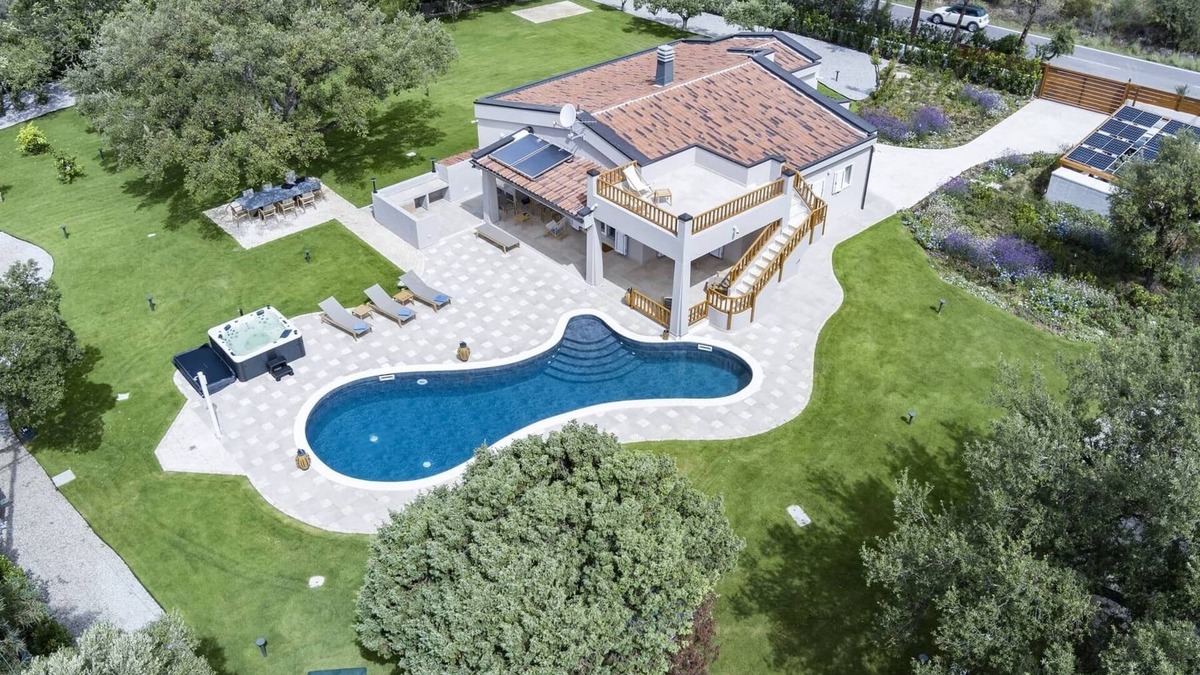 San Teodoro Villa | Golden Root San Teodoro
