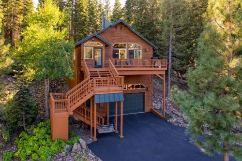 Truckee House | Golden Summit by AvantStay Stunning Secluded Cabin w Access to Tahoe Donner
