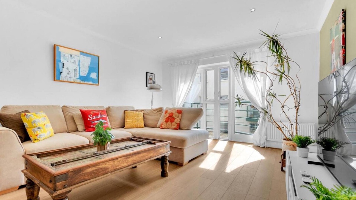 Brighton House | Golden Sunset House Free Parking | By My Getaways