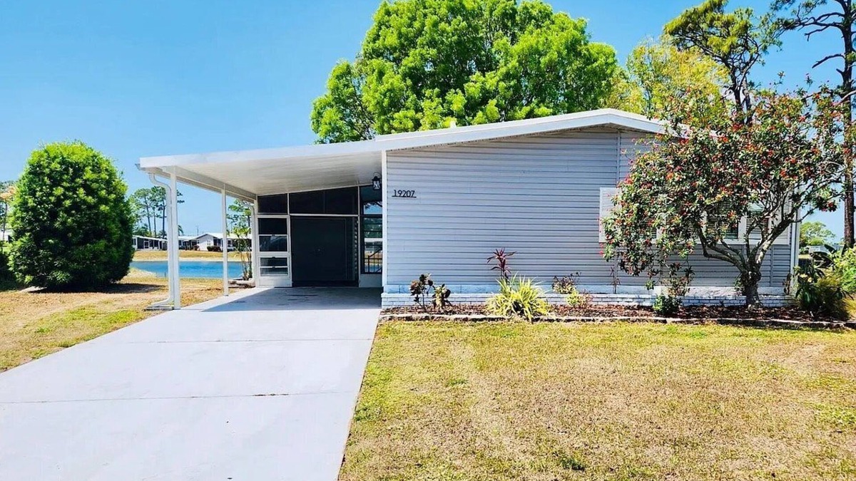 Jacarandas House | Golden Tee - Two Bedroom House, Sleeps 4