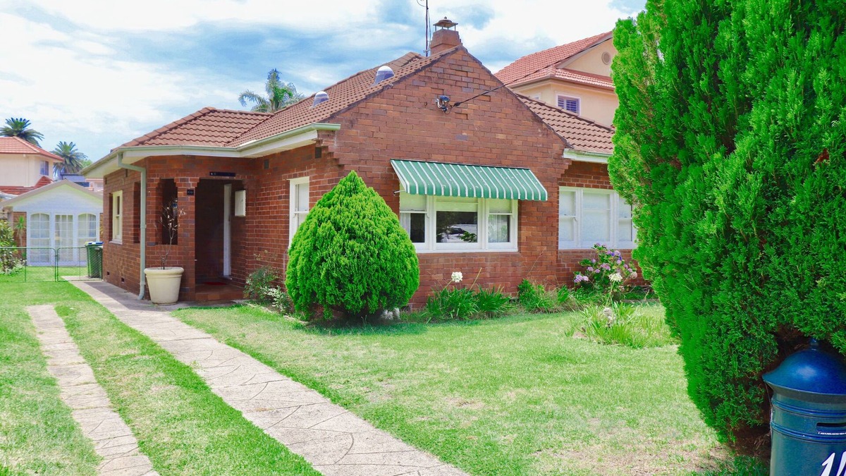 North Manly House | 'Golden Triangle' location. Perfect if renovating, moving or on extended stay
