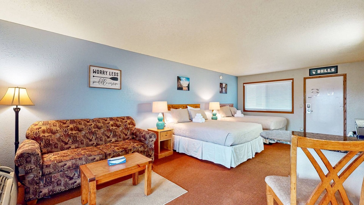 Wisconsin Dells Condo | Golf-adjacent condo with balcony, arcade, & playground