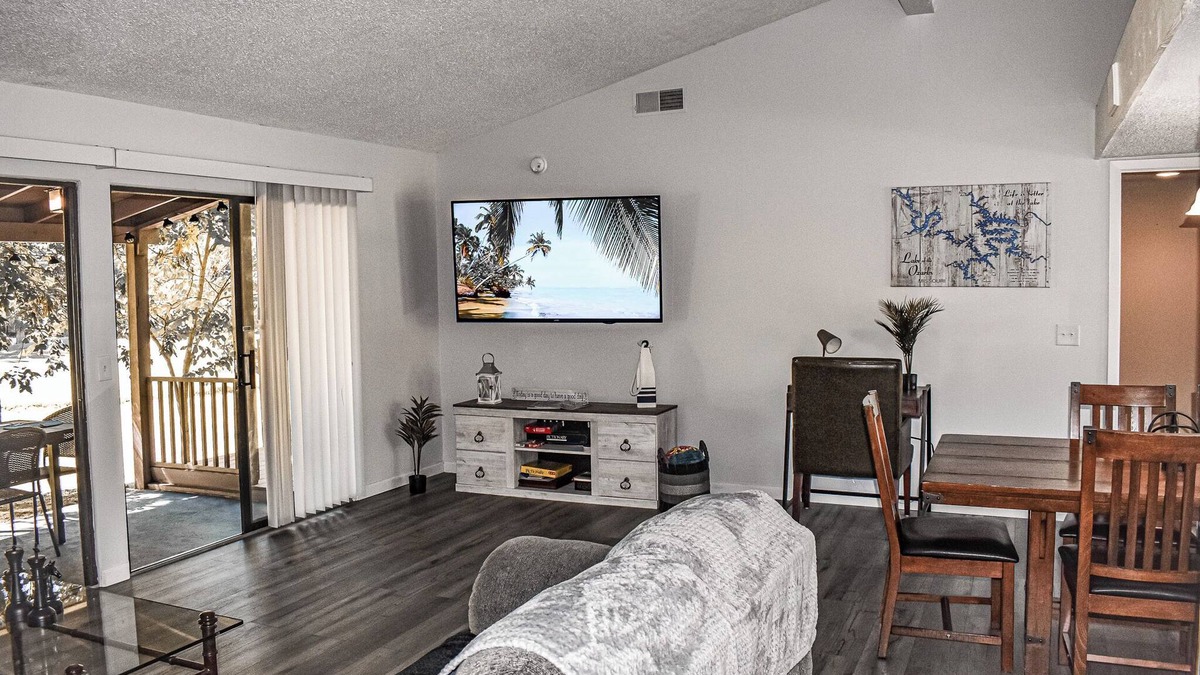 Osage Beach House | Golf course Margaritaville resort area! Pet friendly
