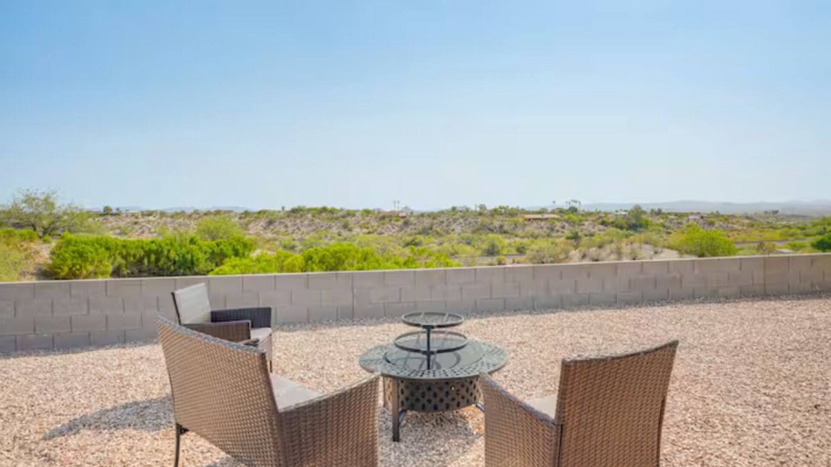 Wickenburg House | Golf Course, Mountain Views & Warm Amber Lights Desert Oasis