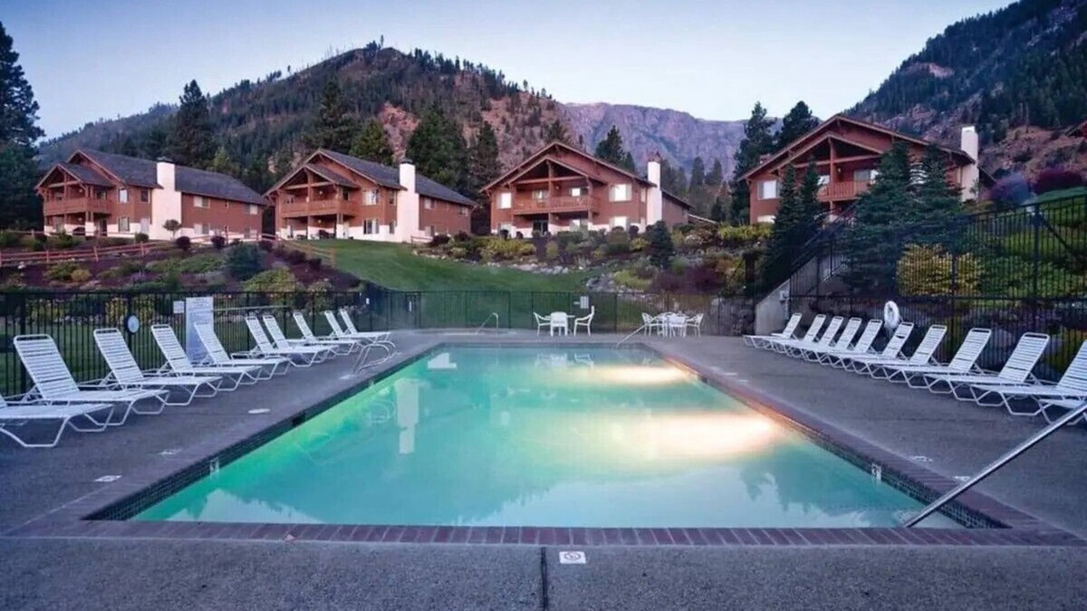 Downtown Leavenworth Condo | Golf Course View Condo Quick Walk to Downtown Leavenworth & Resort Pools!