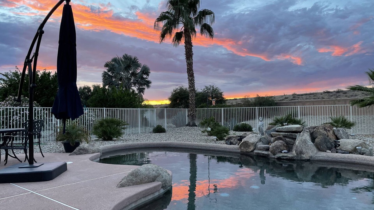 Surprise House | GOLF EVERY DAY & ENJOY OUR SPARKLING POOL IN PRIVATE BACK YARD